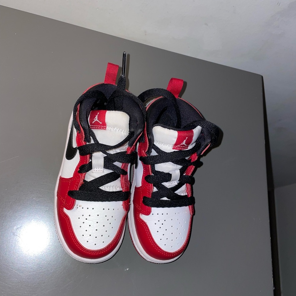 Jordan 1 mid, 9c toddler boys likely worn.. in very good condition.
